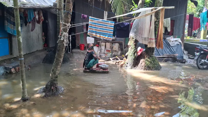 নোয়াখালীতে পানি নামছে ধীর গতিতে, অন্যদিকে কয়েক গ্রামে বেড়েছে